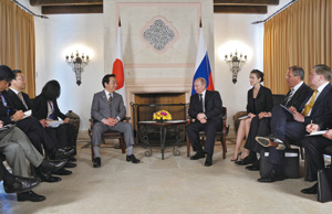 The Japan-Russia summit meeting in Mexico on June 18. Japan-Russia relations will not improve unless Japan becomes a player in balance of power diplomacy. Photos: Aleksey, Nikolskyi, RIA Novosti, Reuters, Aflo.